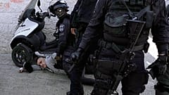 عناصر من الشرطة الإسرائيلية يعتقلون فلسطينيا بالقرب من باب العامود البلدة القديمة في القدس المحتلة، 28 فبراير/شباط  2022.