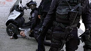 عناصر من الشرطة الإسرائيلية يعتقلون فلسطينيا بالقرب من باب العامود البلدة القديمة في القدس المحتلة، 28 فبراير/شباط  2022.