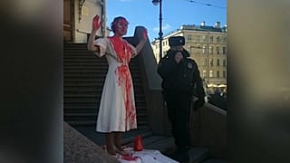 La activista rusa antes de ser detenida por la policía por protestar contra la guerra