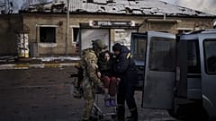 Katonák emelnek be egy idős nőt egy járműbe, hogy kimenekítsék Irpinből