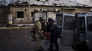 Katonák emelnek be egy idős nőt egy járműbe, hogy kimenekítsék Irpinből