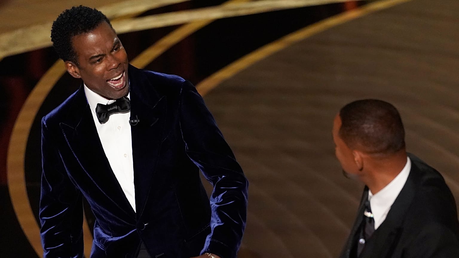 Apresentador Chris Rock reage passivamente após agressão de Will Smith