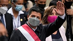 Presidente do Peru, Pedro Castillo, acena a caminho do Congresso