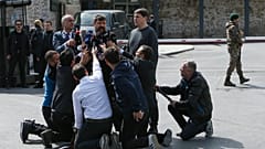Представитель украинской делегации Михаил Подоляк общается с прессой