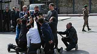 Представитель украинской делегации Михаил Подоляк общается с прессой