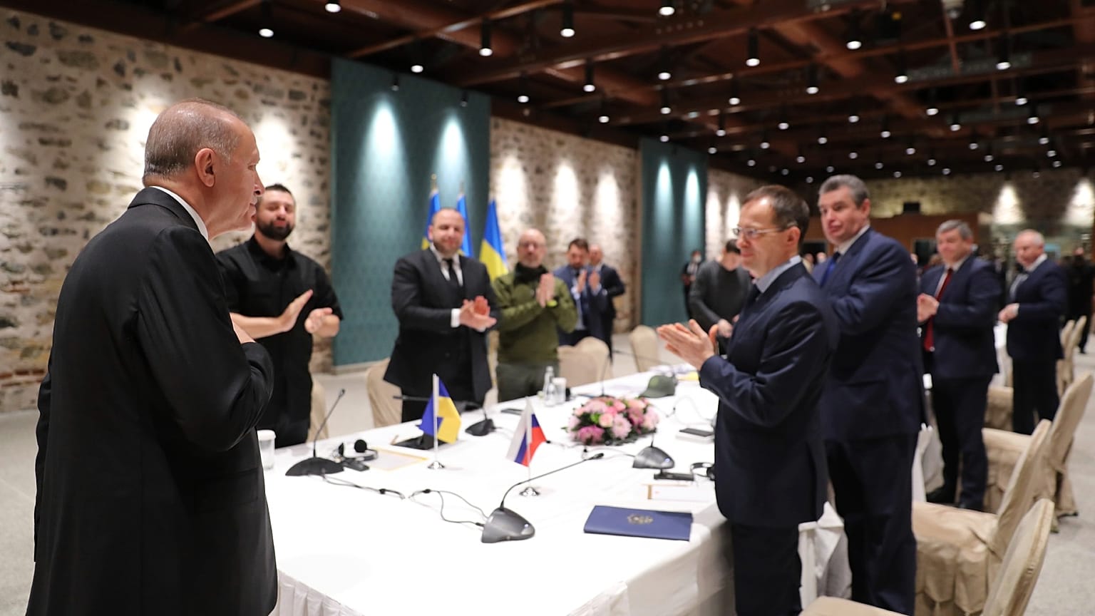 Le président turc Recep Tayyip Erdoğan en présence des délégations ukrainienne et russe lors des pourparlers organisés à Istanbul le 29 mars 2022