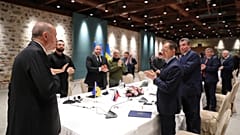 Le président turc Recep Tayyip Erdoğan en présence des délégations ukrainienne et russe lors des pourparlers organisés à Istanbul le 29 mars 2022