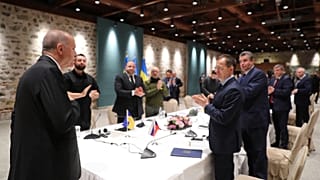 Le président turc Recep Tayyip Erdoğan en présence des délégations ukrainienne et russe lors des pourparlers organisés à Istanbul le 29 mars 2022
