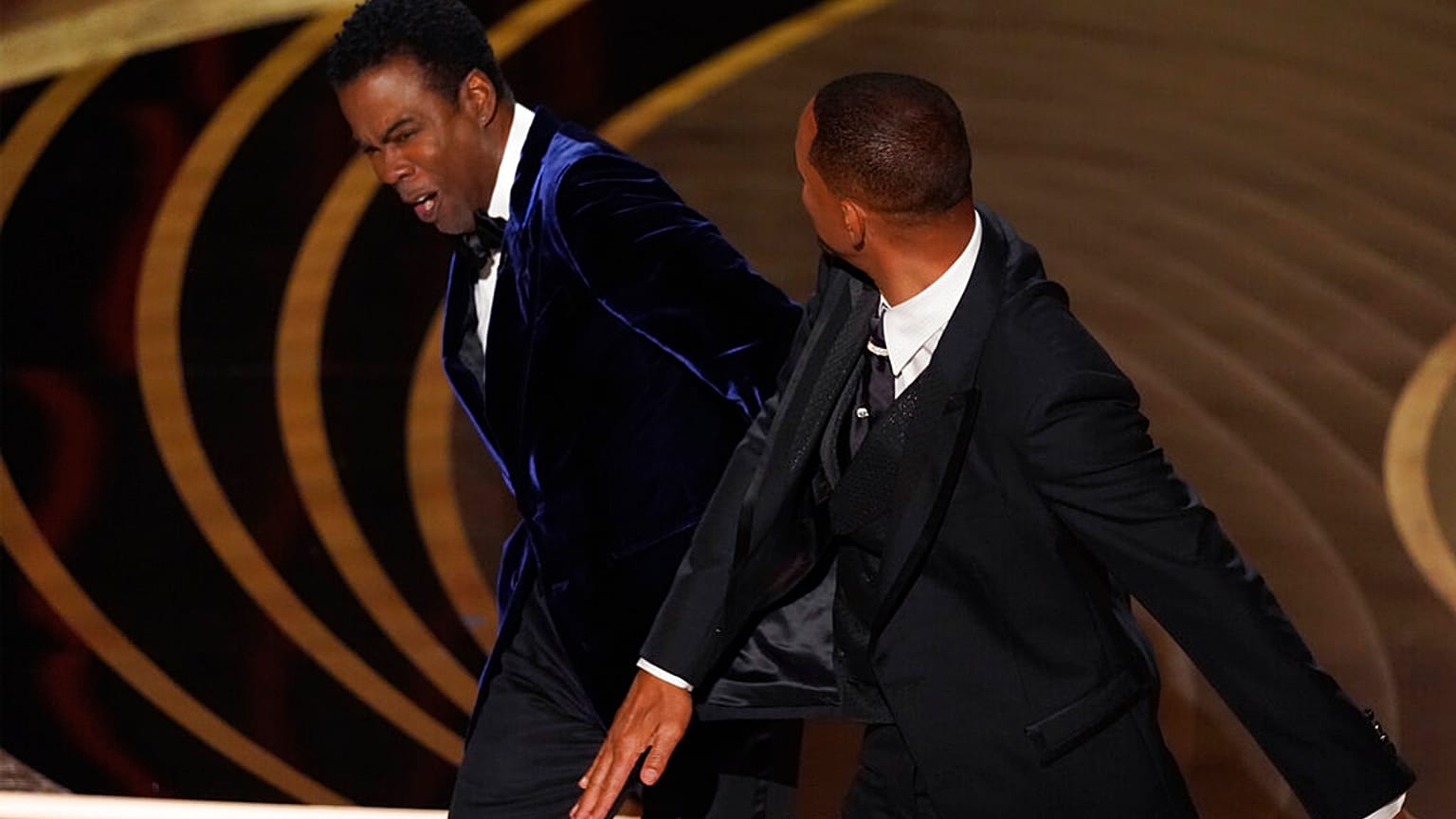 Oscar töreninde sunucu Rock'ı tokatlayan Will Smith özür diledi