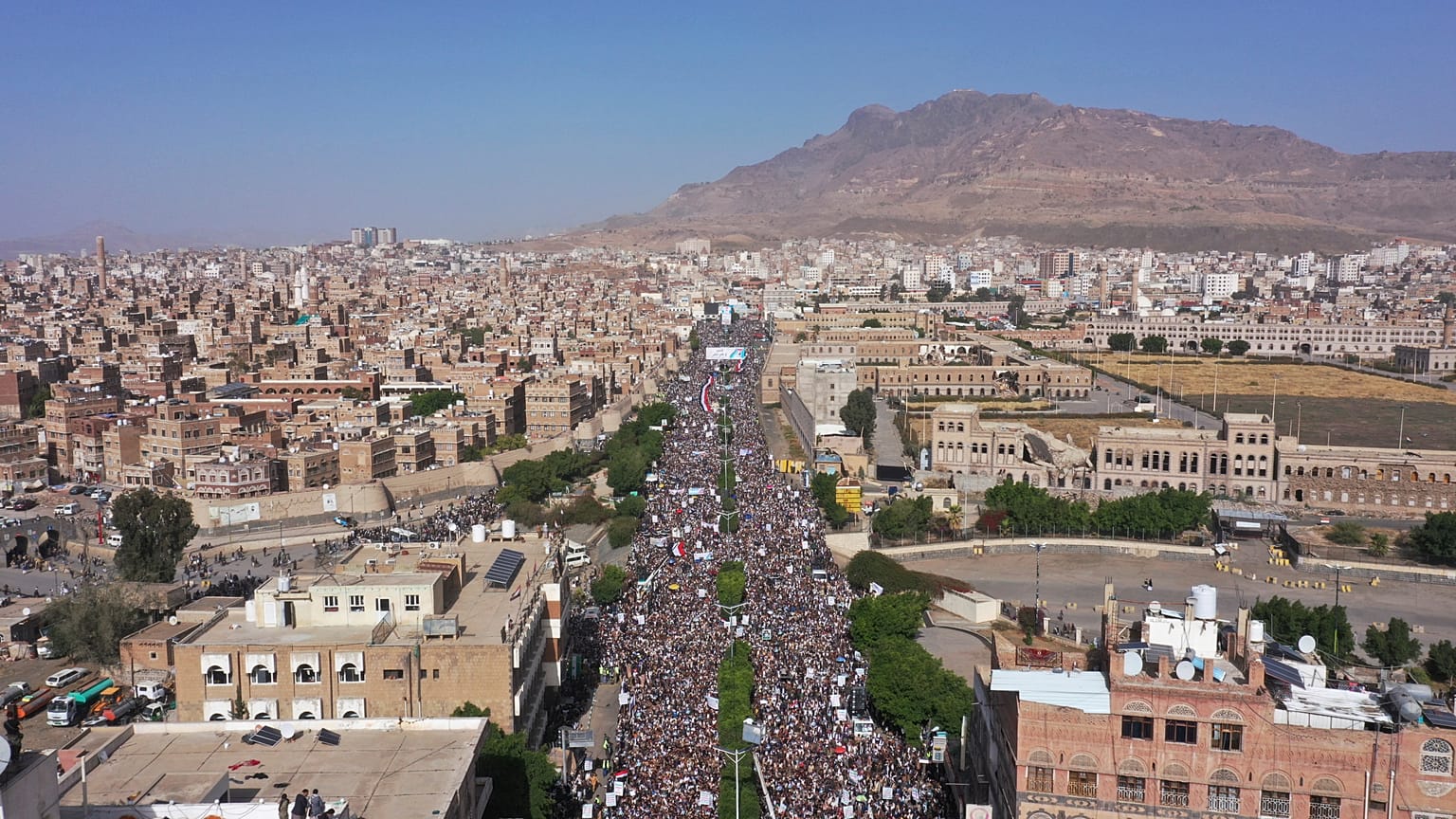 تظاهرات صدها هزار یمنی در صنعا به مناسبت آغاز هشتمین سالگرد جنگ در محکومیت عربستان سعودی و متحدانش