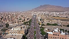 تظاهرات صدها هزار یمنی در صنعا به مناسبت آغاز هشتمین سالگرد جنگ در محکومیت عربستان سعودی و متحدانش
