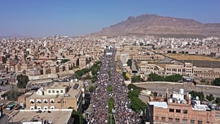 تظاهرات صدها هزار یمنی در صنعا به مناسبت آغاز هشتمین سالگرد جنگ در محکومیت عربستان سعودی و متحدانش