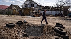 Il cratere lasciato da un colpo d'artiglieria a Mykolaiv 
