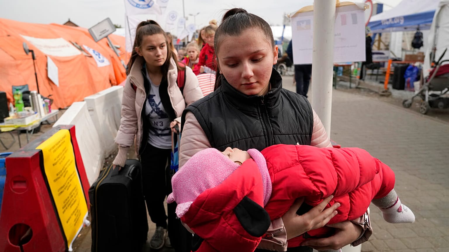 Украинские беженцы на пограничном переходе в Медыке в Польше, 29 марта 2022 года