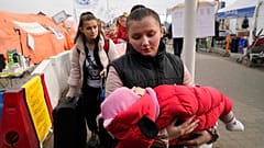 Украинские беженцы на пограничном переходе в Медыке в Польше, 29 марта 2022 года