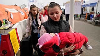 Украинские беженцы на пограничном переходе в Медыке в Польше, 29 марта 2022 года
