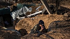 Ουκρανός στρατιώτης στα χαρακώματα έξω από το Μικολάιβ