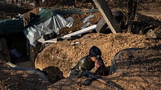 Ουκρανός στρατιώτης στα χαρακώματα έξω από το Μικολάιβ