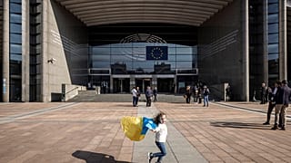 Une fillette avec le drapeau ukrainien à Bruxelles (24/03/2022)