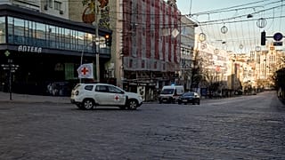 Un veicolo della croce rossa su un viale deserto nel centro di Kiev, Ucraina, mercoledì 16 marzo 2022, durante il coprifuoco nella capitale