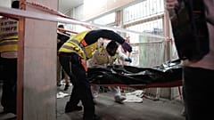 Nach den Schüssen wird eine Leiche fortgetragen