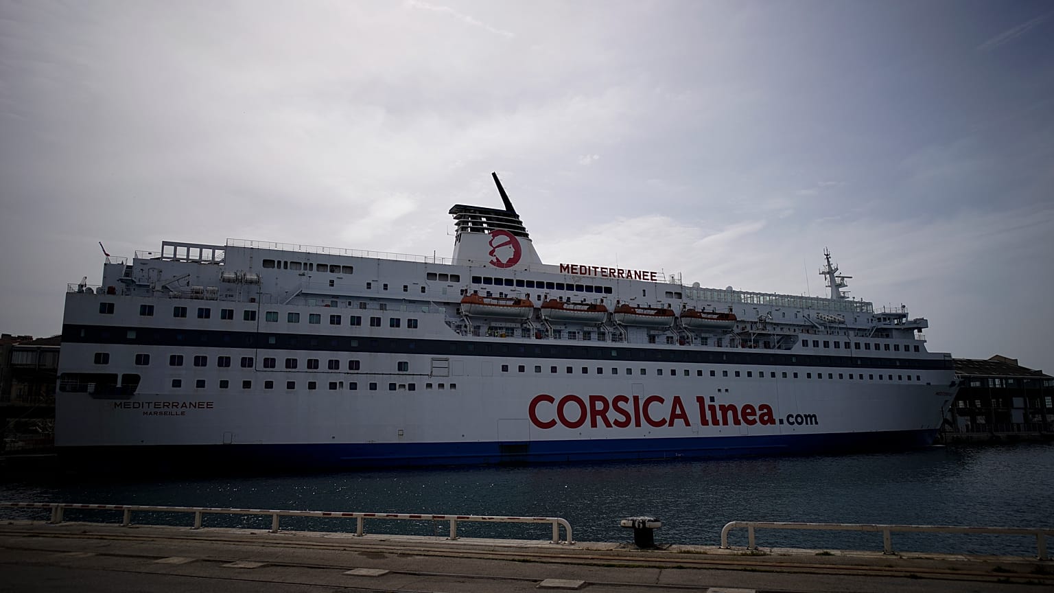 El ferry de Corsica linea que acoge a los refugiados en Marsella