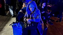 Eine ältere Frau wartet am 29. März 2022 in Przemyśl auf einen Zug nach Kiew