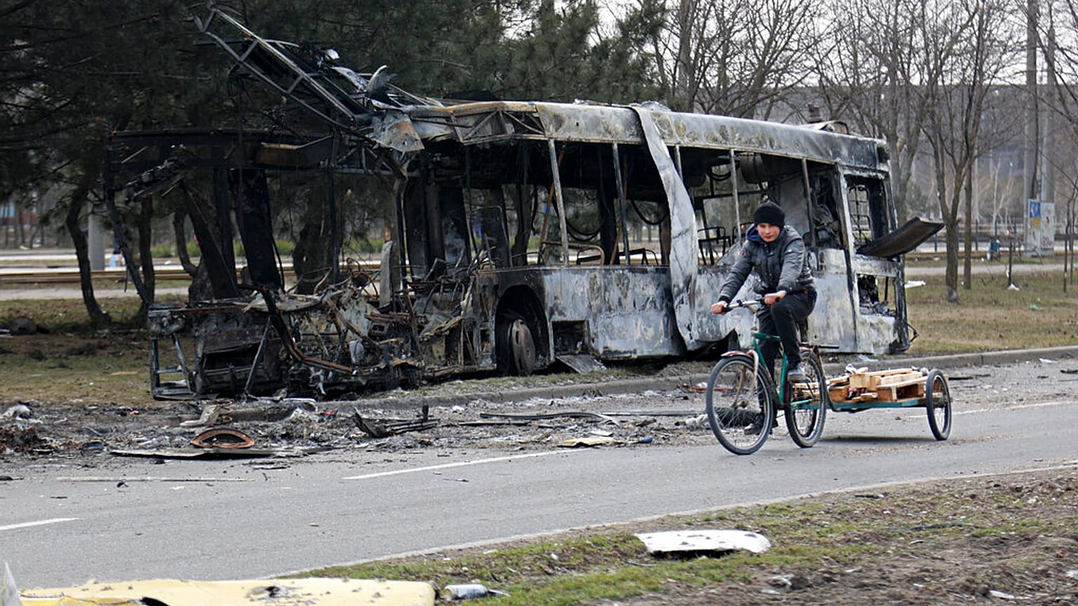 Ausgebrannter Bus in einem Vorort von Mariupol in der Ukraine