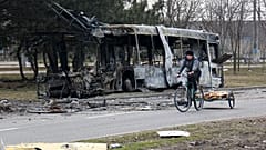 Ausgebrannter Bus in einem Vorort von Mariupol in der Ukraine