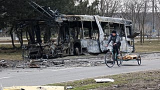 Ausgebrannter Bus in einem Vorort von Mariupol in der Ukraine