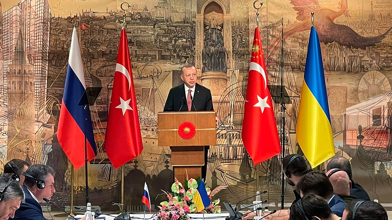 Der türkische Präsident Recep Tayyip Erdoğan bei der Begrüßung russischer und ukrainischer Abordnungen am 29. März 22