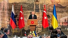 Der türkische Präsident Recep Tayyip Erdoğan bei der Begrüßung russischer und ukrainischer Abordnungen am 29. März 22