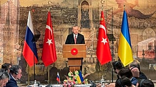Le président turc Recep Tayyip Erdogan prononce un discours pour accueillir les délégations russe et ukrainienne, le 29 mars à Istanbul.