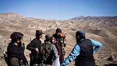 مقاتلون من حركة طالبان يقفون في وادي مس عينك على بعد حوالي 40 كيلومترًا (25 ميلًا) جنوب غرب كابول أفغانستان.