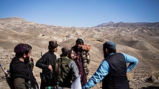 مقاتلون من حركة طالبان يقفون في وادي مس عينك على بعد حوالي 40 كيلومترًا (25 ميلًا) جنوب غرب كابول أفغانستان.