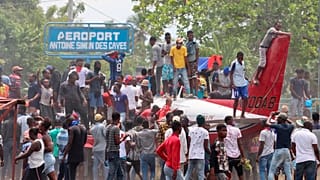 Protesta contra la inseguridad y la violencia en el aeropuerto Antoine Simon Des Cayes en Les Cayes, Haití, el martes 29 de marzo de 2022