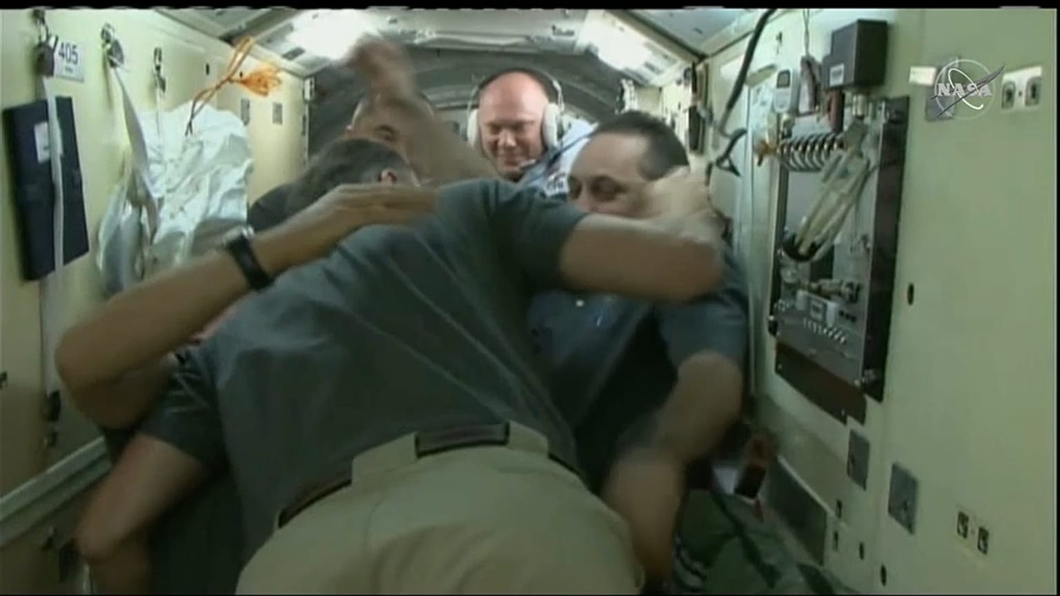 L'abbraccio tra astronauti e cosmonauti sulla Stazione Spaziale Internazionale