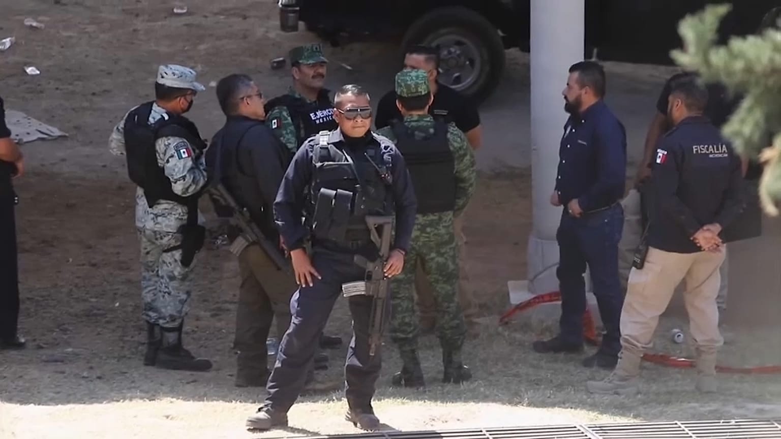 Personal del ejército y de la policía estatal en el lugar de los asesinatos