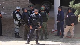 Personal del ejército y de la policía estatal en el lugar de los asesinatos