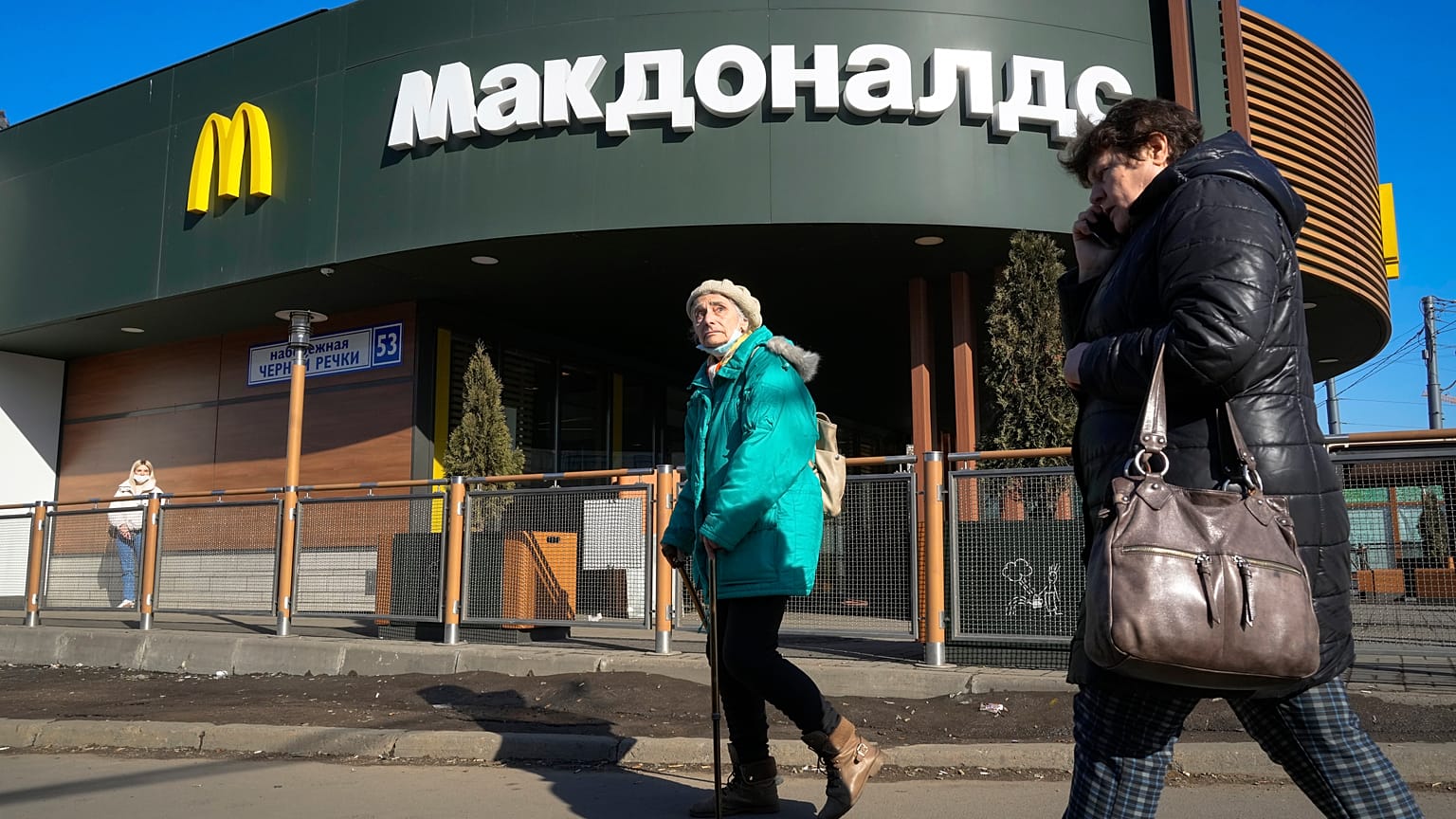 Закрытый ресторан "Макдоналдс" в Санкт-Петербурге