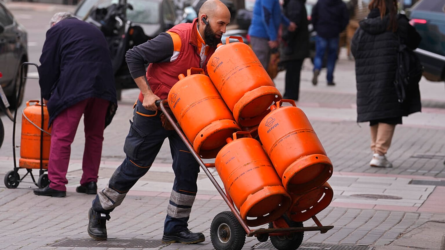 Un repartidor de gas butano en las calles de Madrid (España).