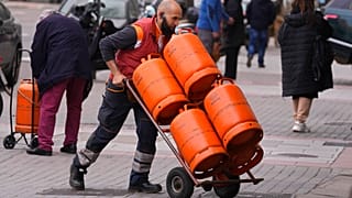 Un repartidor de gas butano en las calles de Madrid (España).