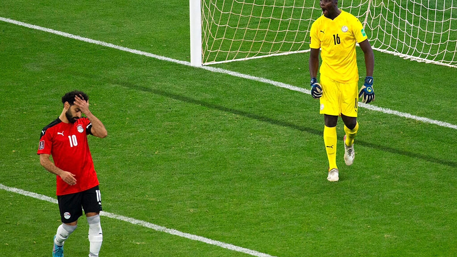 المصري محمد صلاح بعد فشله في تسديد ركلة الجزاء ضد حارس مرمى السنغال إدوارد ميندي خلال مباراة بين السنغال ومصر في ستاد مي عبد الله واد في داكار، السنغال، الثلاثاء 29 مارس 2022