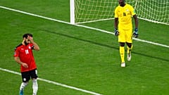 المصري محمد صلاح بعد فشله في تسديد ركلة الجزاء ضد حارس مرمى السنغال إدوارد ميندي خلال مباراة بين السنغال ومصر في ستاد مي عبد الله واد في داكار، السنغال، الثلاثاء 29 مارس 2022