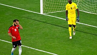 المصري محمد صلاح بعد فشله في تسديد ركلة الجزاء ضد حارس مرمى السنغال إدوارد ميندي خلال مباراة بين السنغال ومصر في ستاد مي عبد الله واد في داكار، السنغال، الثلاثاء 29 مارس 2022