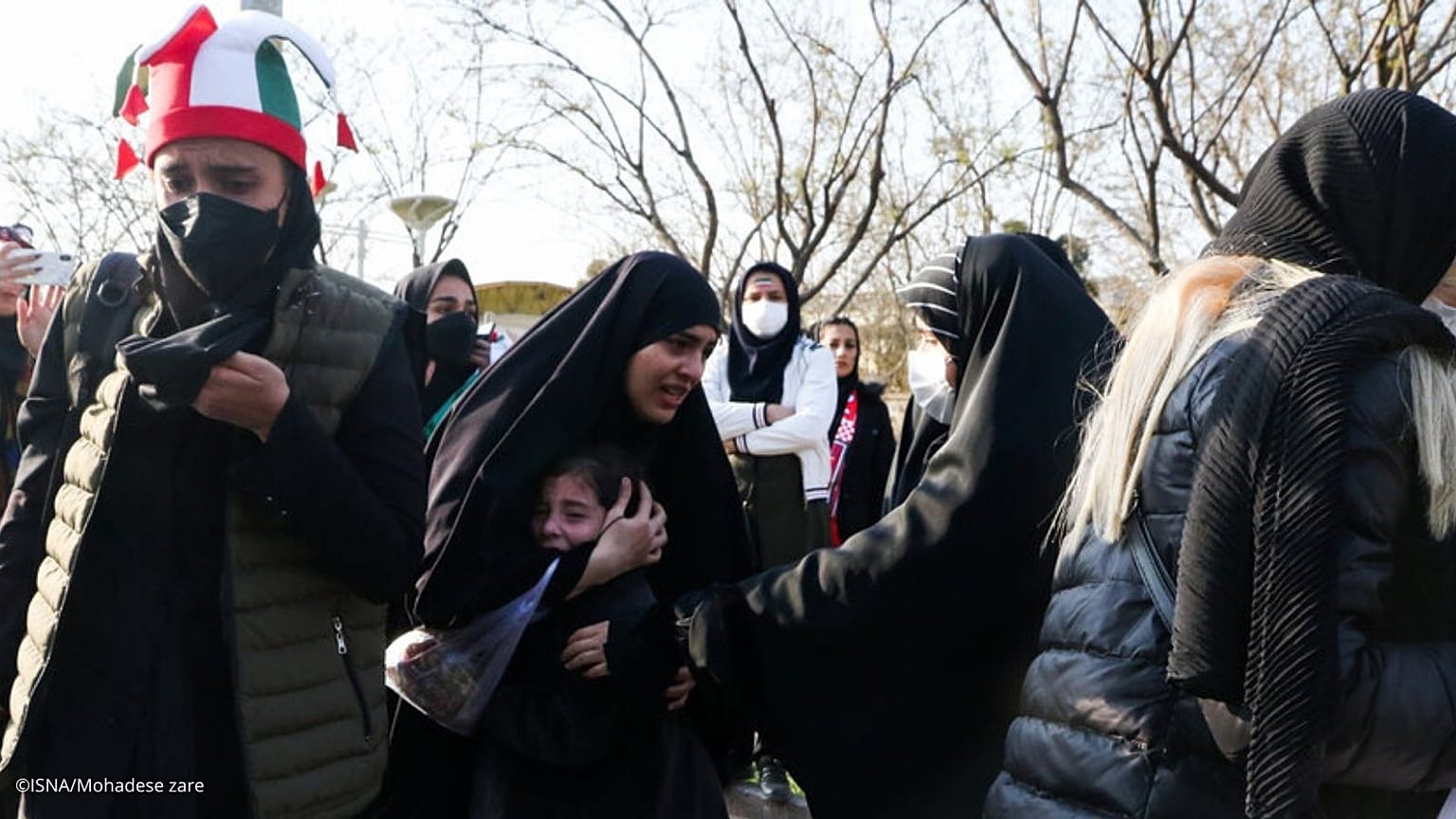 استفاده از گاز اشک آور برای متفرق کردن زنانی که قصد ورود به ورزشگاه داشتند