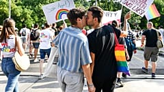a 2021-es budapesti Pride-felvonuláson egy meleg pár csókolózik 
