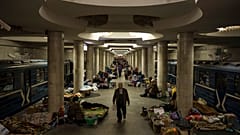 As estações do metro passaram a ser o refúgio de centenas de habitantes de Kharkiv