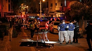 عناصر الشرطة الإسرائيلية تعمل بالقرب من جثة مغطاة عقب عملية إطلاق نار في بني براك بإسرائيل، الثلاثاء 29 مارس 2022. 