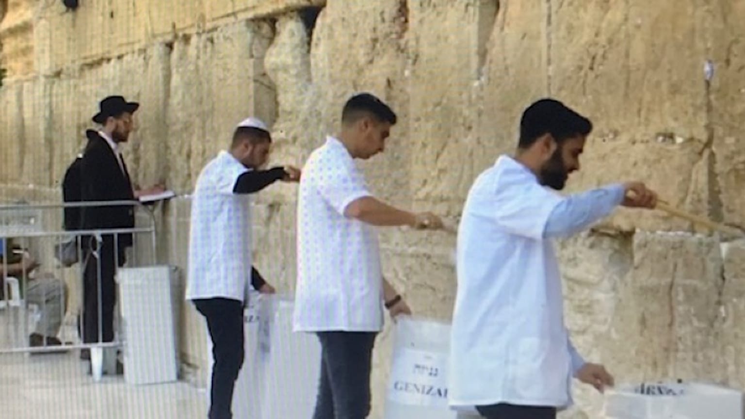 An der Klagemauer werden traditionell die Notizen entfernt